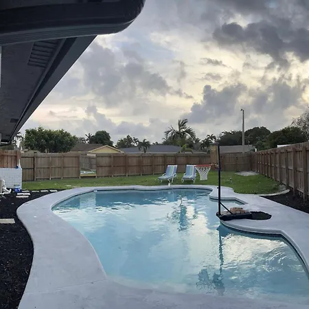 Lakefront Retreat With Pool Mins From Beach And Airport